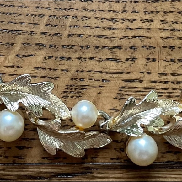 Vintage Signed Coro Necklace - Pearl & Gold w/ Leaf Design - Picture 5 of 7
